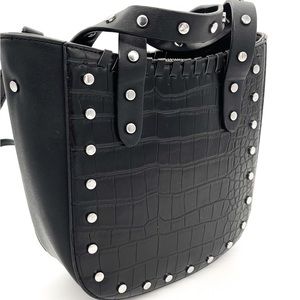 Crossbody bag with stads